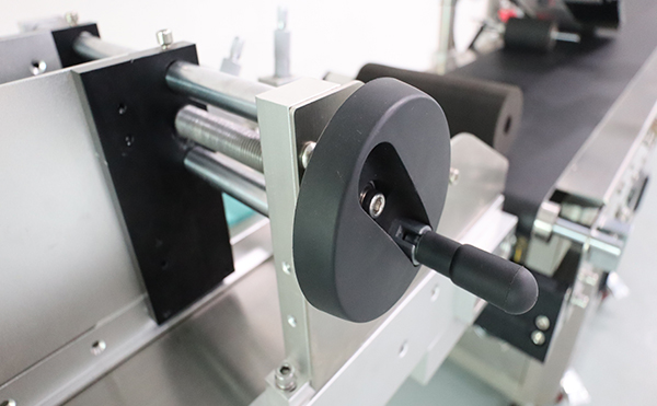 自動化貼標(biāo)時代:塑膠件貼標(biāo)機在包裝行業(yè)的應(yīng)用前景