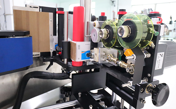 全自動臥式圓瓶貼標(biāo)機,圓瓶貼標(biāo)機,全自動貼標(biāo)機