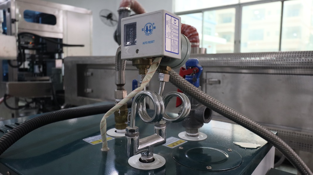 塑料瓶套標(biāo)機(jī),套標(biāo)機(jī)廠家,佼佼者套標(biāo)機(jī)