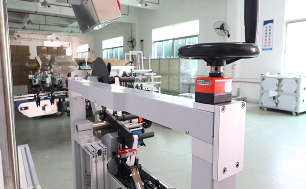 電線對折貼標(biāo)機,對折貼標(biāo)機,貼標(biāo)機廠家,佼佼者