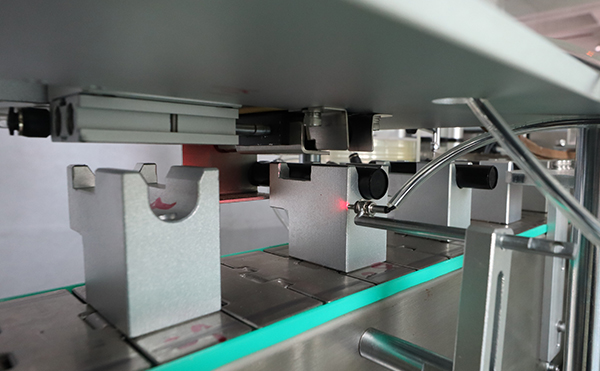 飲料套標(biāo)機(jī),套標(biāo)機(jī),全自動(dòng)套標(biāo)機(jī),佼佼者自動(dòng)化