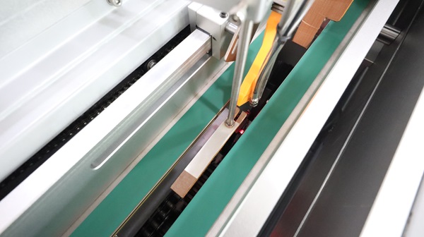 電線對(duì)折貼標(biāo)機(jī),貼標(biāo)機(jī)設(shè)備,全自動(dòng)不干膠貼標(biāo)機(jī)廠家,佼佼者自動(dòng)化