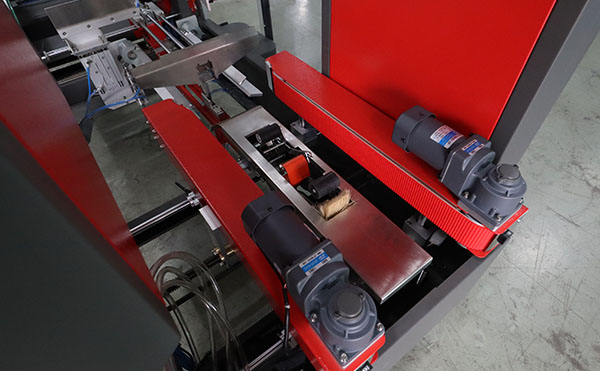 一字型自動(dòng)封箱機(jī),自動(dòng)封箱設(shè)備,包裝機(jī)生產(chǎn)廠家,佼佼者自動(dòng)化